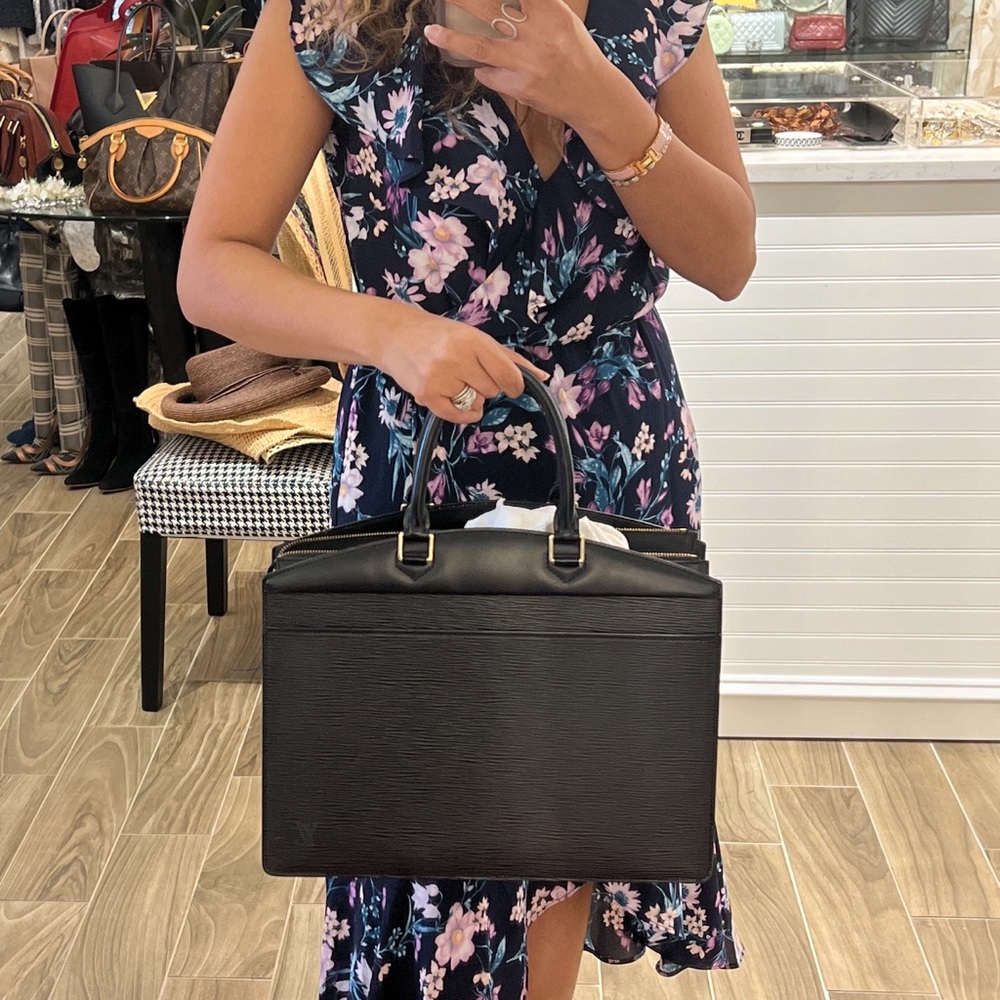 Louis Vuitton EPI black structured bag in EUC